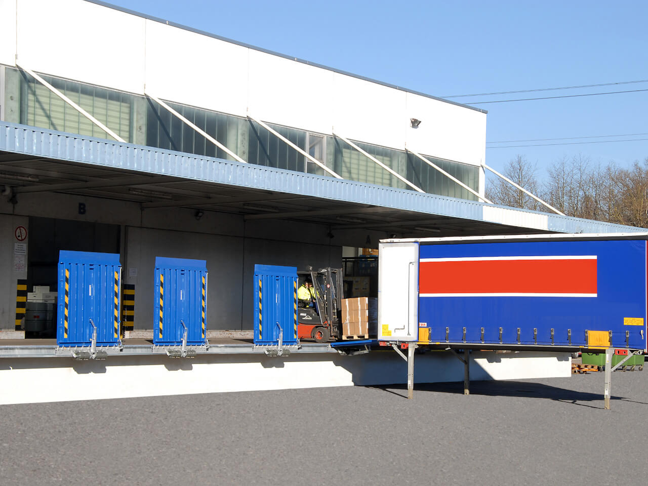 fbs aus stahl dient gabelstapler als bruecke zwischen rampe und lkw