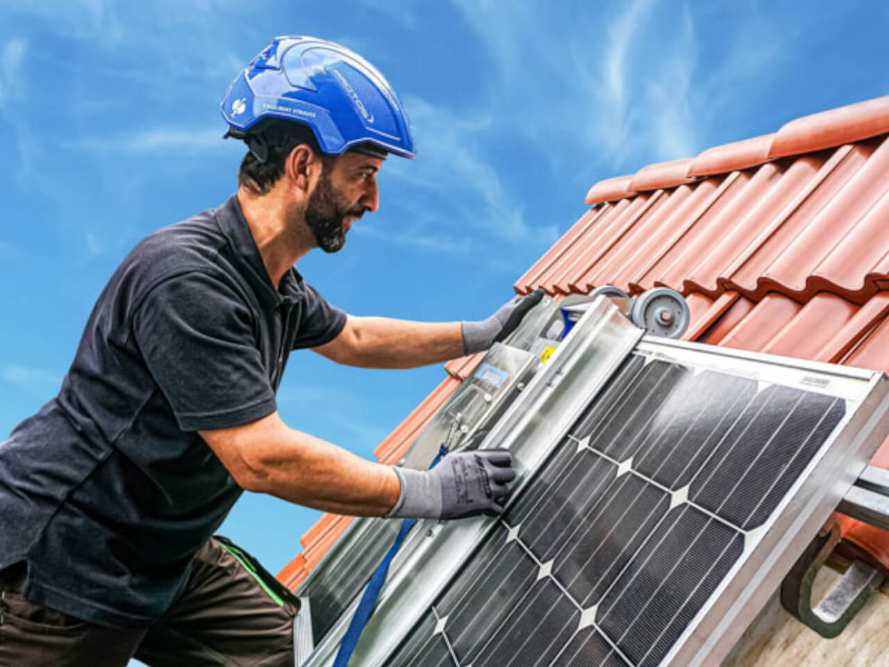 handwerker auf einer bavaria wartungsleiter bei der arbeit am solarmodul