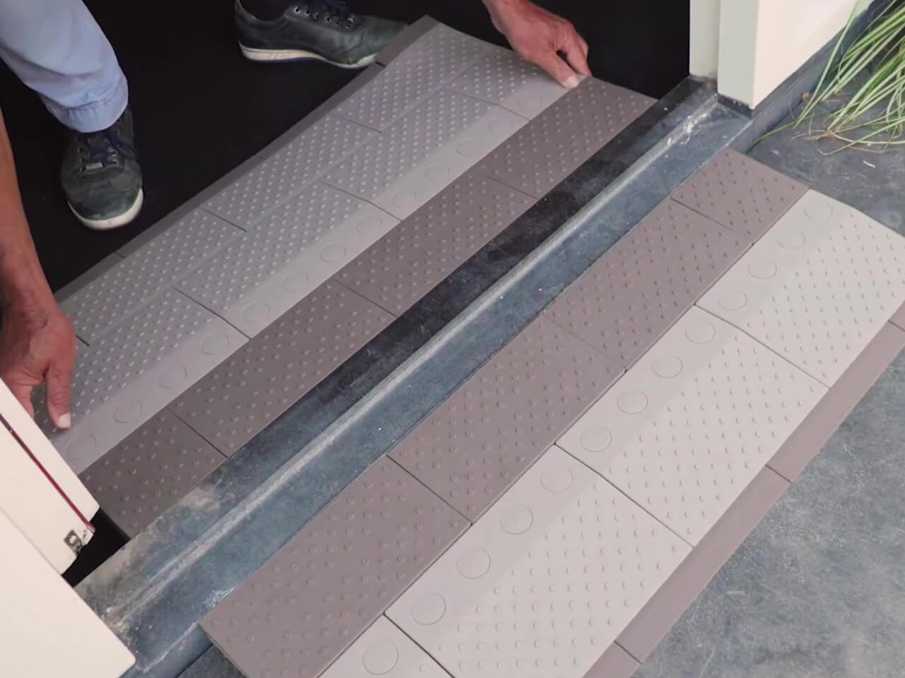 tuerschwellen ueberbrueckung dank einer passgenauen rollstuhlrampe im feal kit iramp