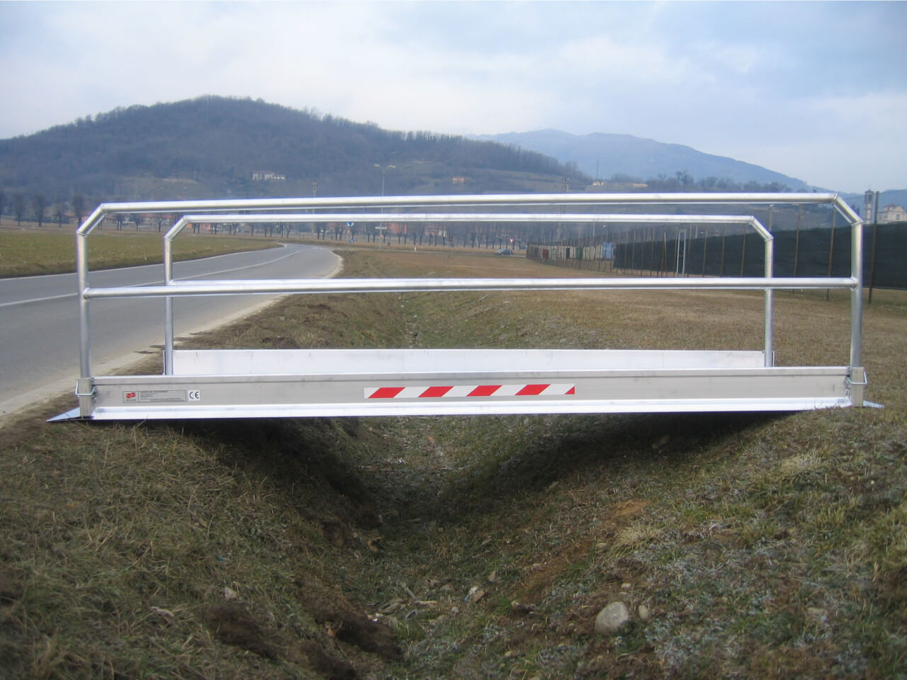 befahrbare grabenbruecke speziell fuer baumaschinen und sonstige fahrzeuge