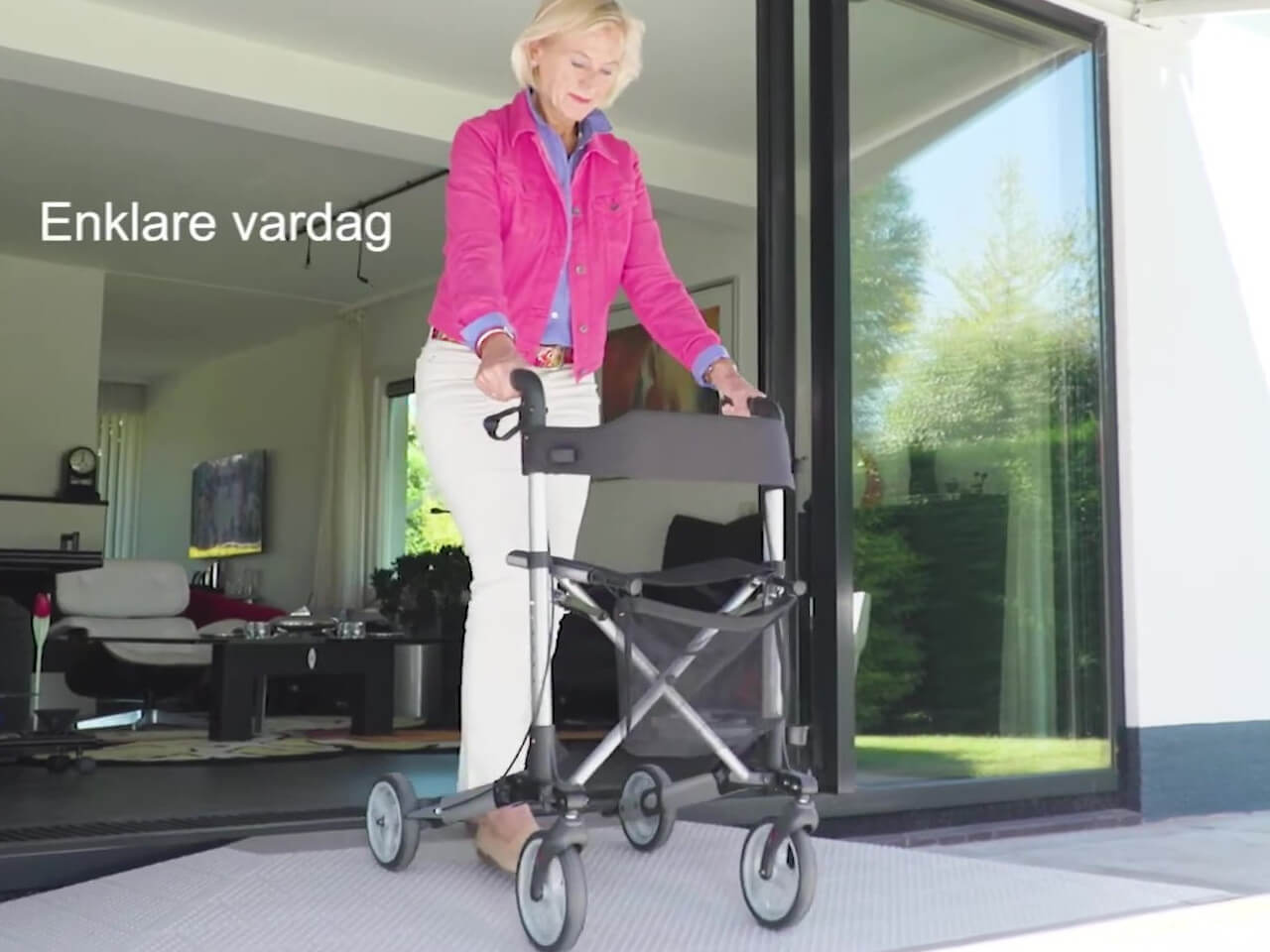 passgenaue rollstuhlrampe zur ueberbrueckung einer tuerschwelle mit rollator oder rollstuhl