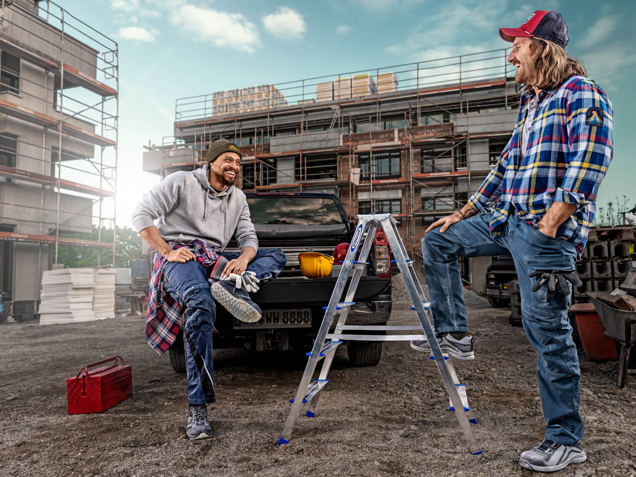 2 handwerker vor einer robusten alu stufen stehleiter 48978 von werner