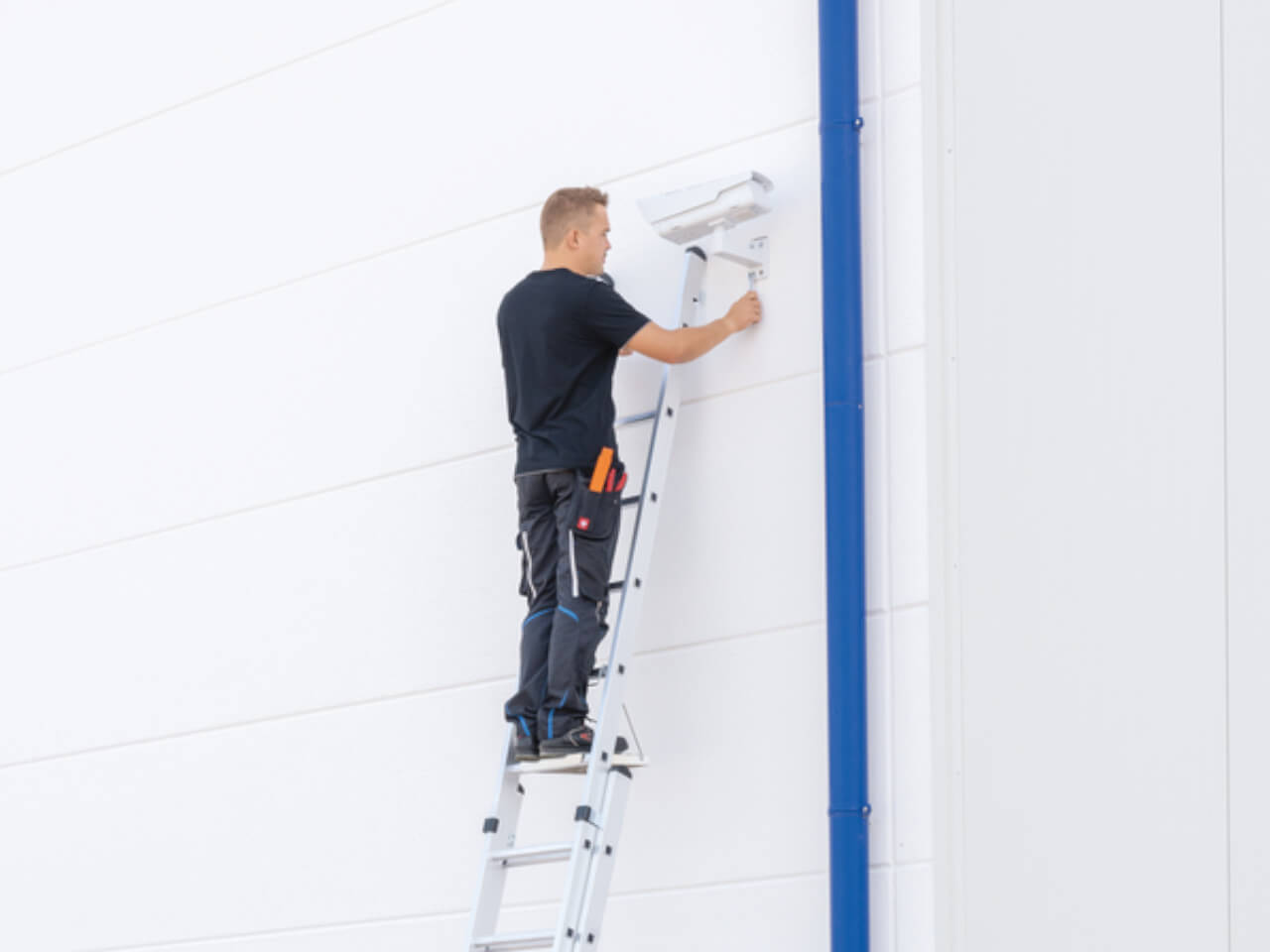 handwerker auf sprossen mehrzweckleiter von munk