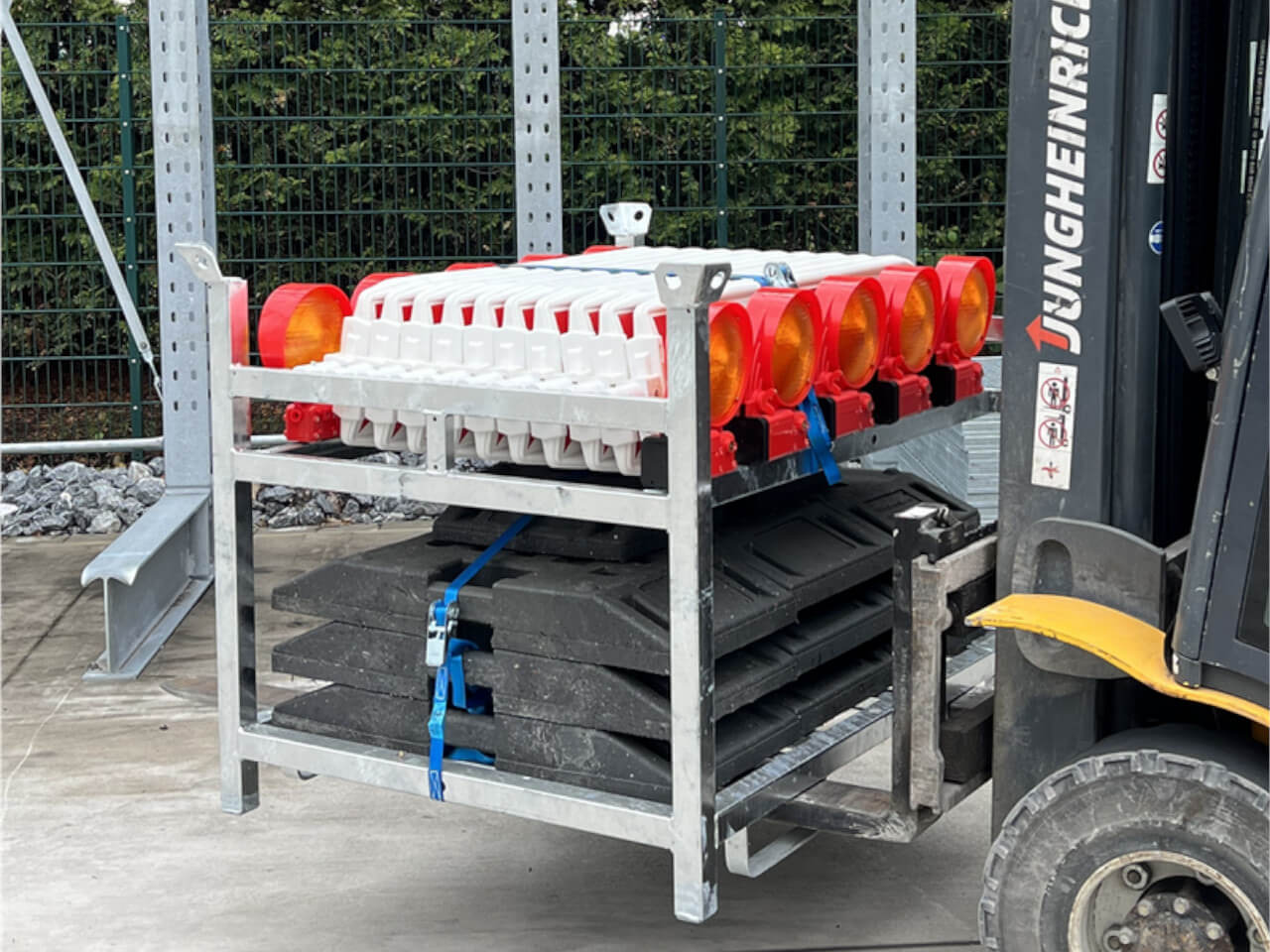 transportpalette vom leitbaken-set wird mithilfe vom gabelstapler transportiert