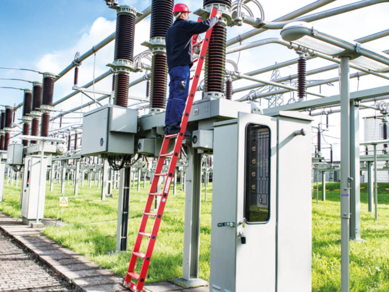 elektriker installateur auf einer munk gfk anlegeleiter ohne traverse