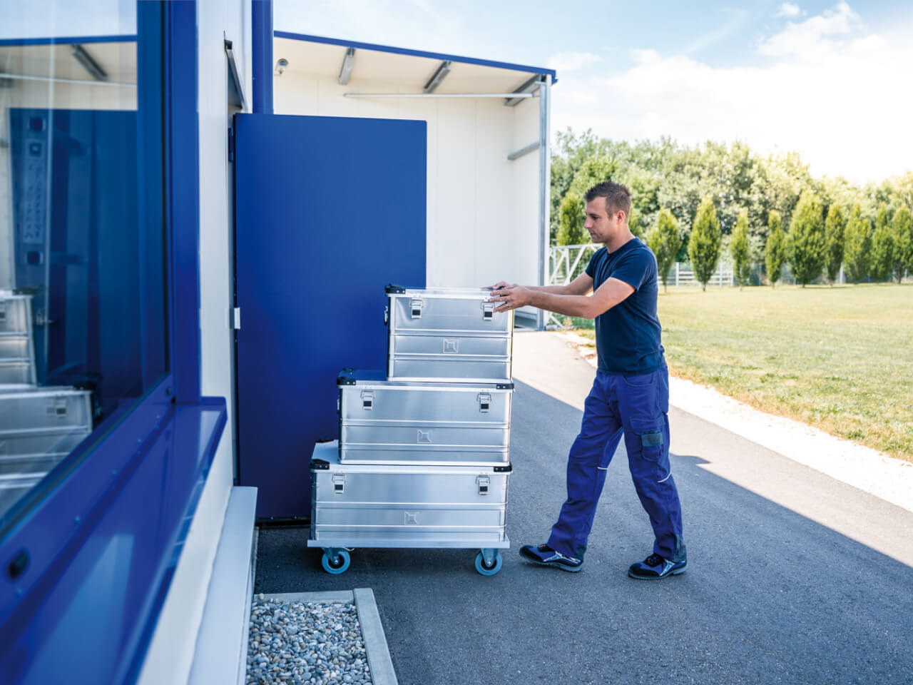 munk alu transportkisten gestapelt auf transportwagen