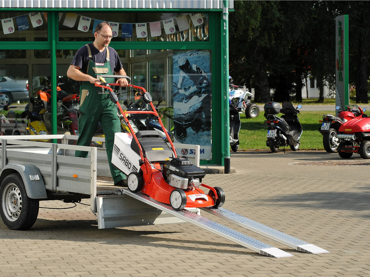 rutschsichere auffahrrampe aoh eignet sich besonders fuer rasenmaeher