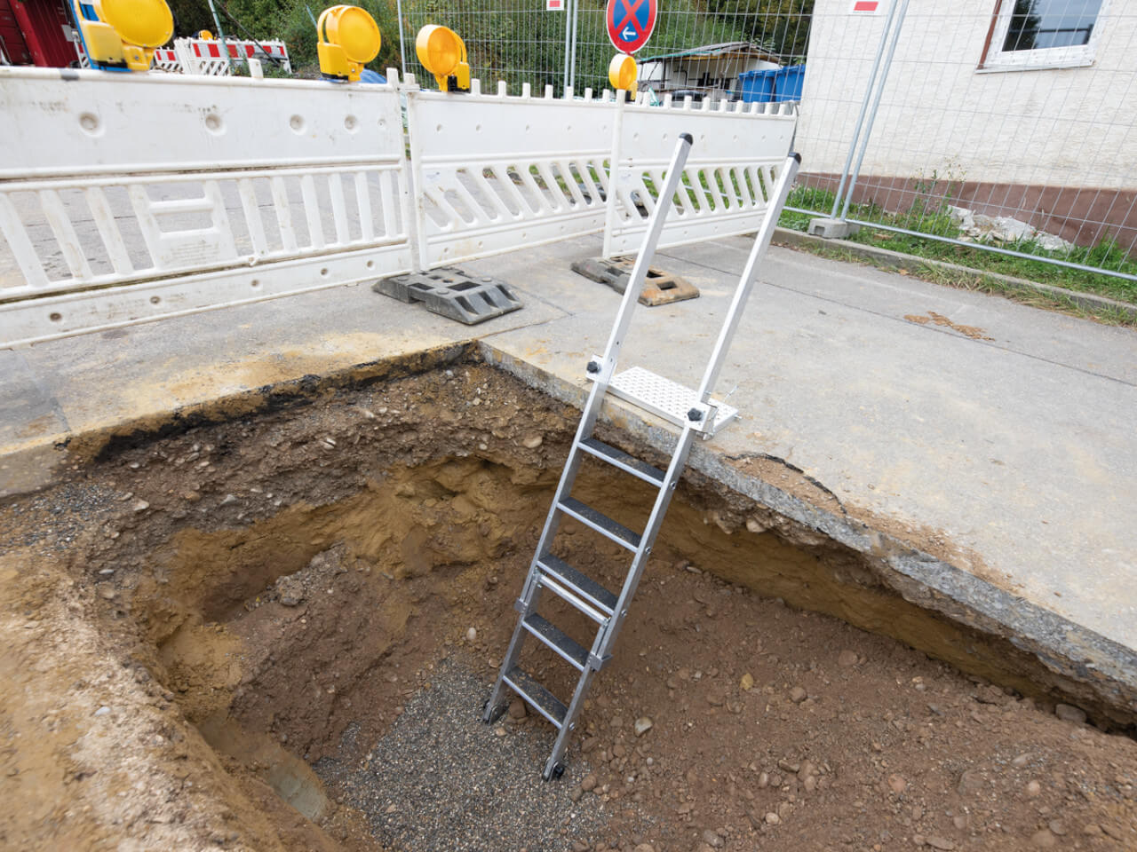 stufen baugrubenleiter munk als einstieg auf einer baustelle zur grube