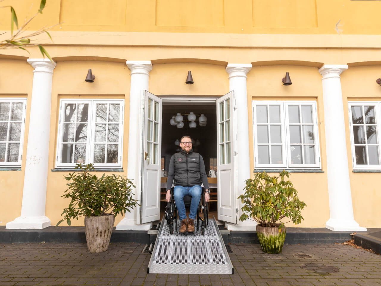 hauseingang barrierefrei gestalten mit einer rollstuhlrampe vom typ tsep