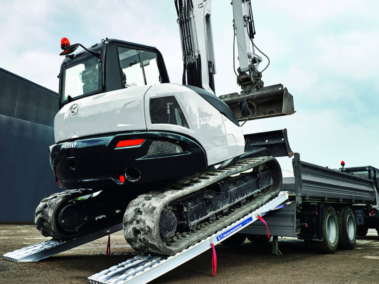 bagger nutzt schwerlastrampe beim verladen