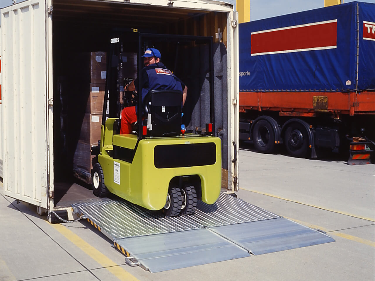 stapler be- und entlaedt einen container ueber eine containerbruecke