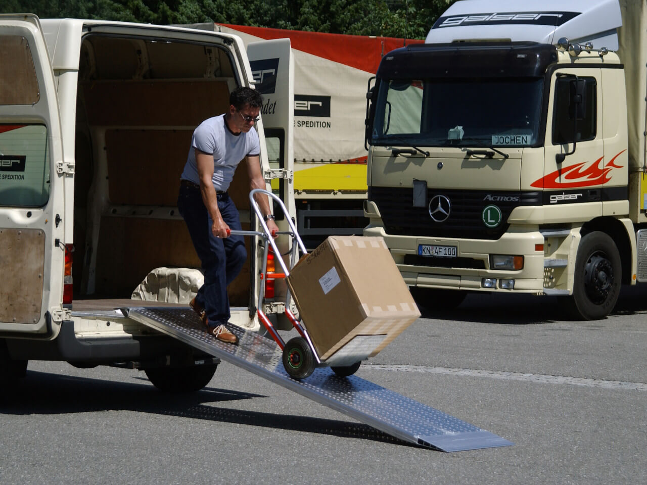 mann nutzt rampe zum entladen eines transporters