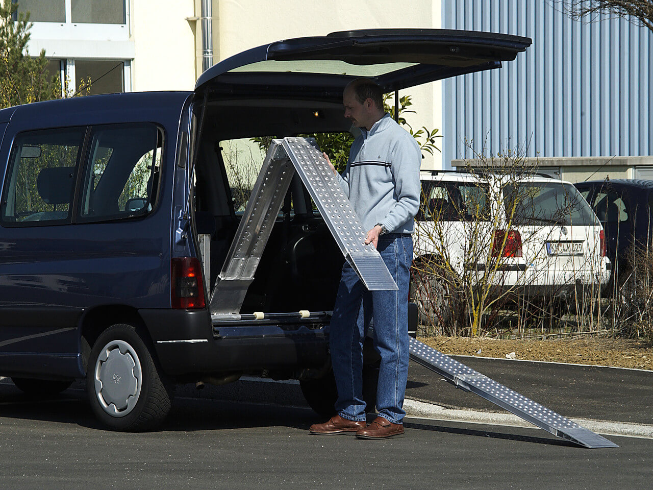 pkw klappbare einbau-auffahrrampen vom verladespezialist altec