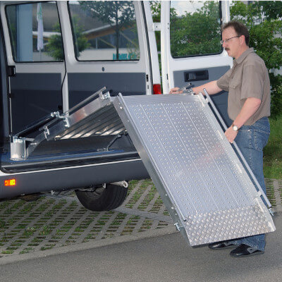 berater stationaer fest verbauter rollstuhlrampen im fahrzeug