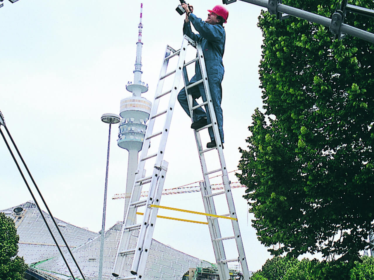 handwerker auf einer vario b beidseitig begehbaren klappleiter von zarges aus deutschland