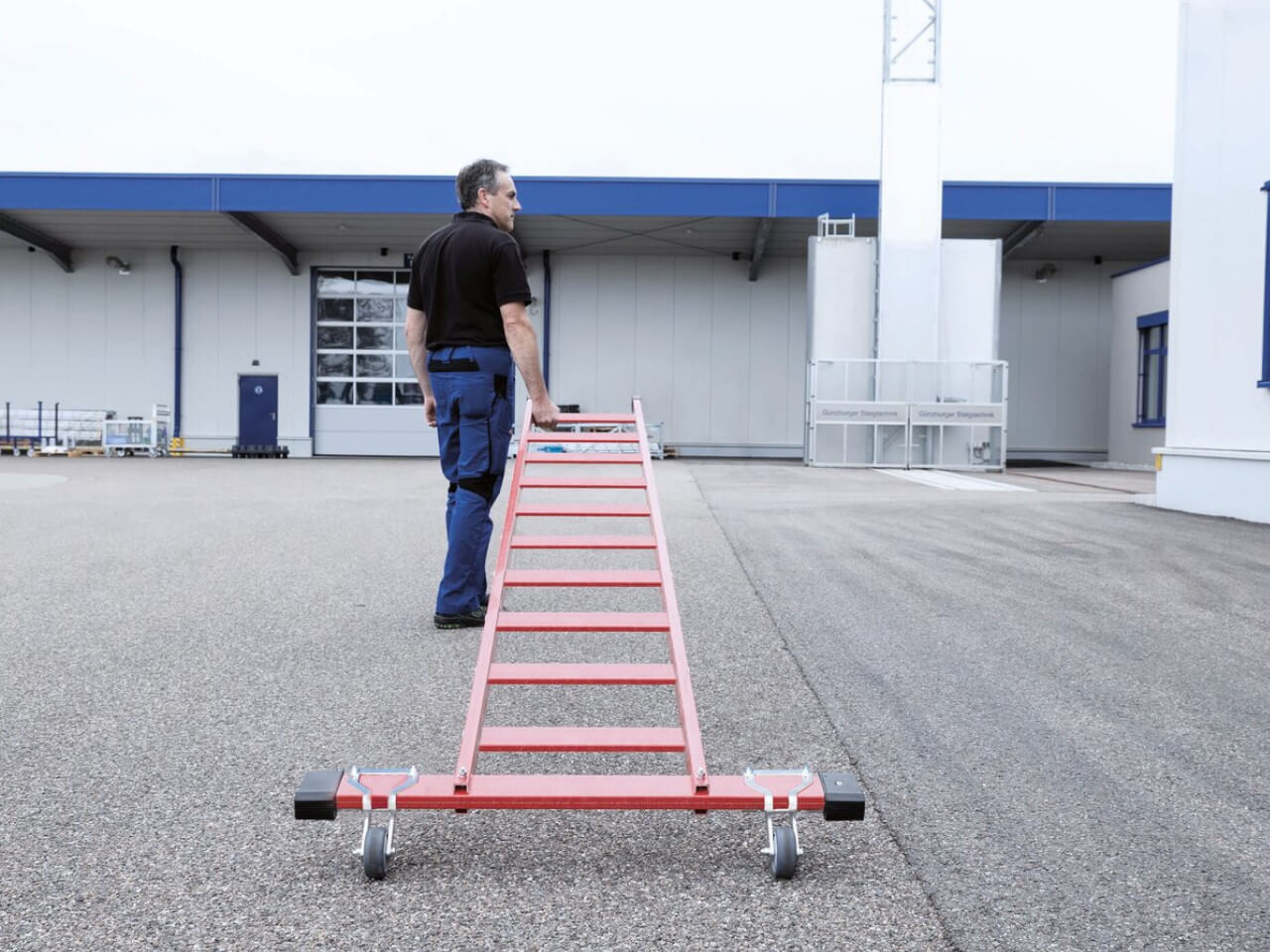 munk gfk leiter mit transportrollen an der traverse