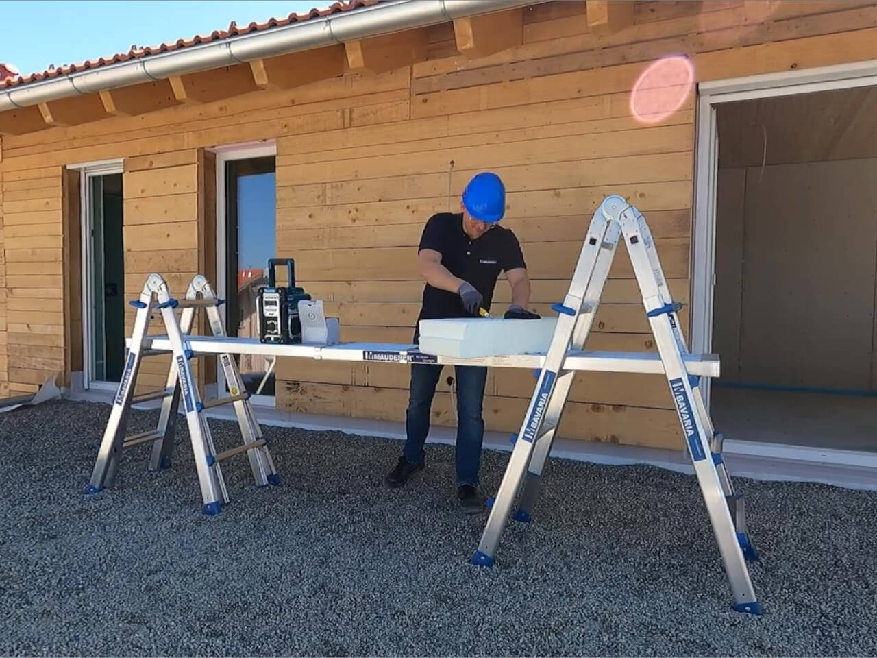 handwerker nutzt teleskopdiele als ablage