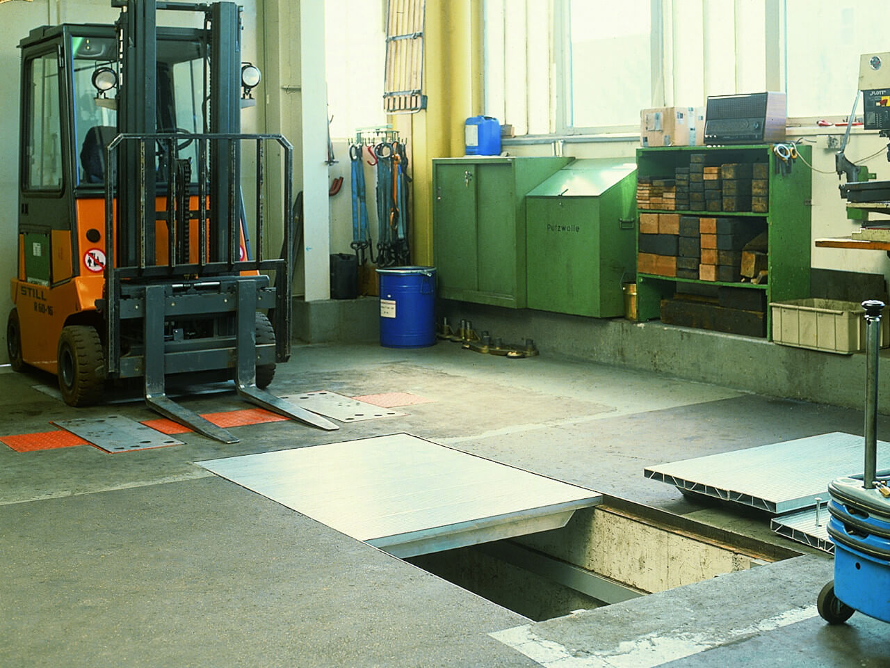 grubenabdeckung in der werkstatt - befahrbar mit schweren stapler