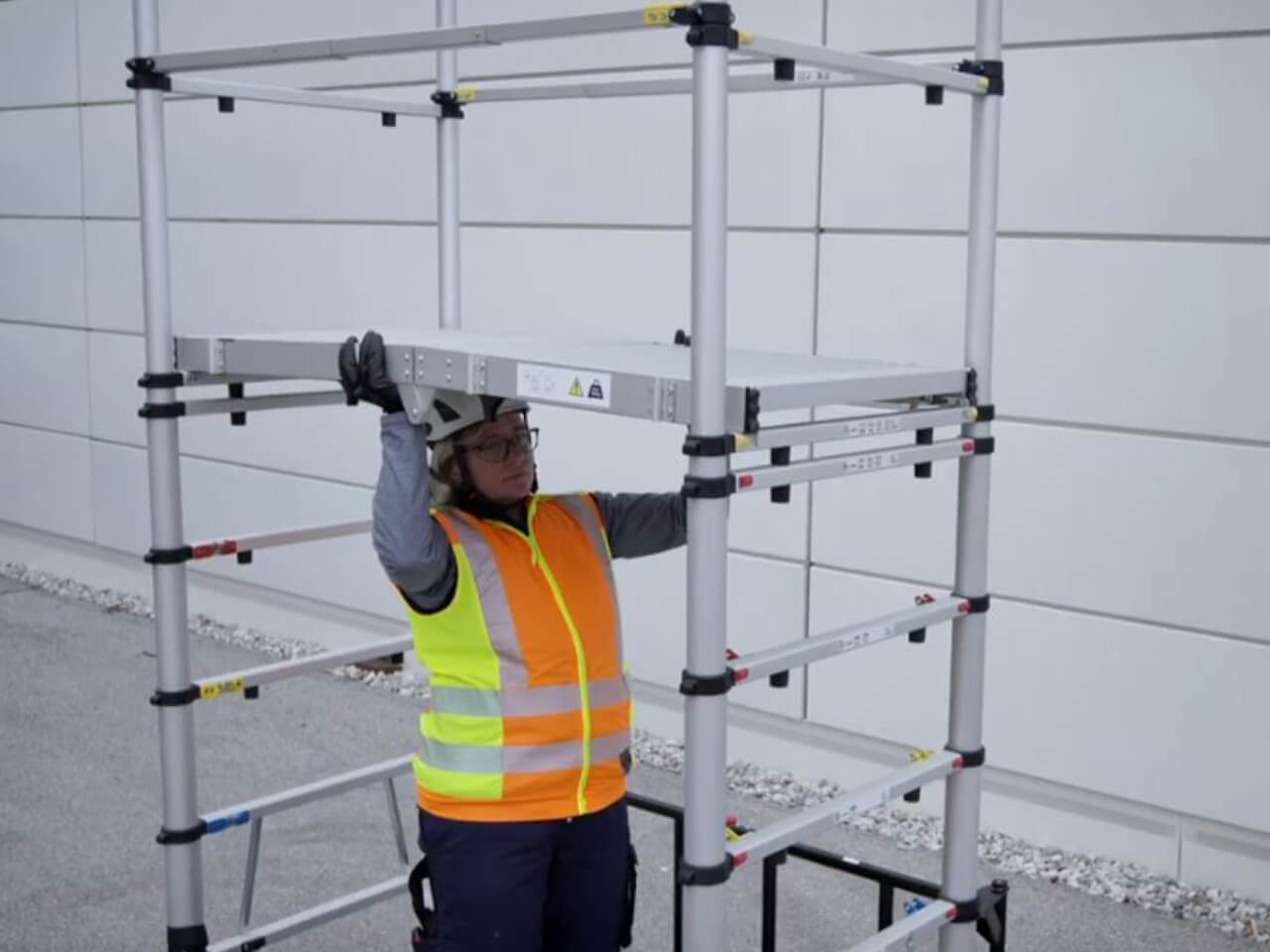 installation der plattform vom zarges teletower