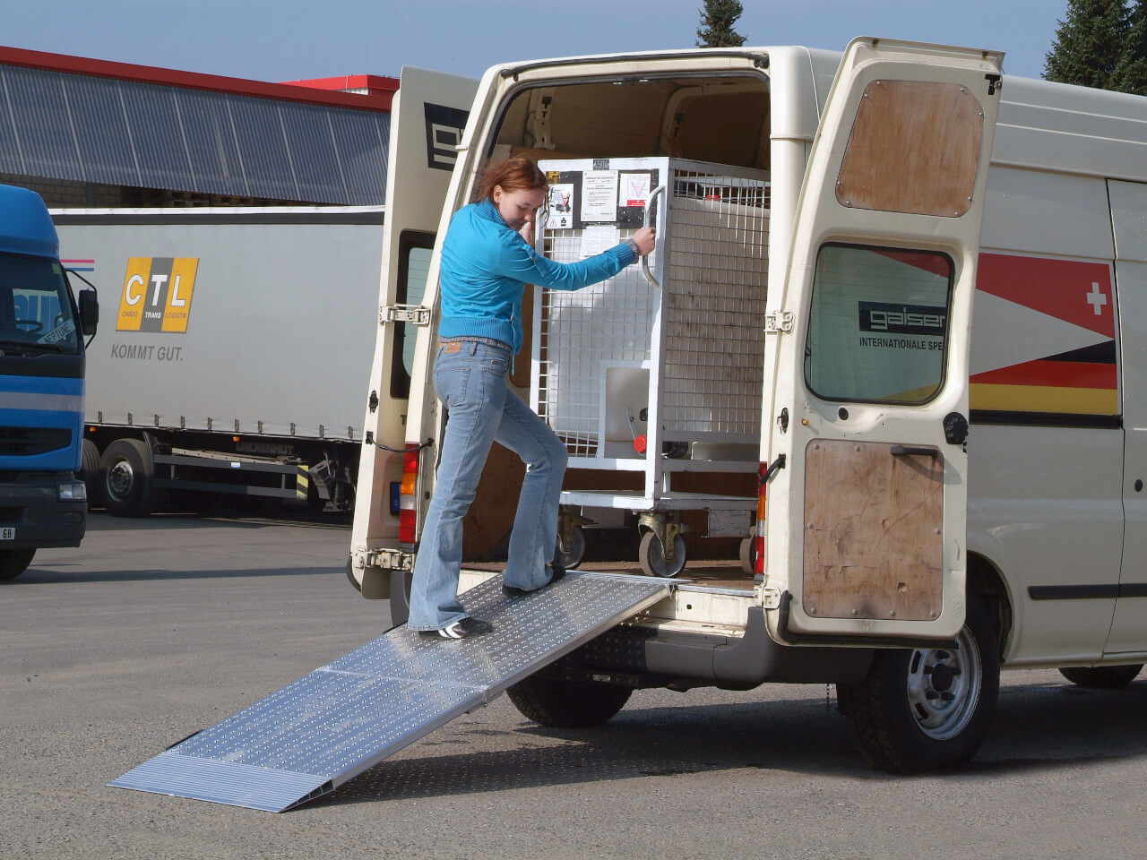 frau nutzt aos-f auffahrrampe zum entladen eines transporters