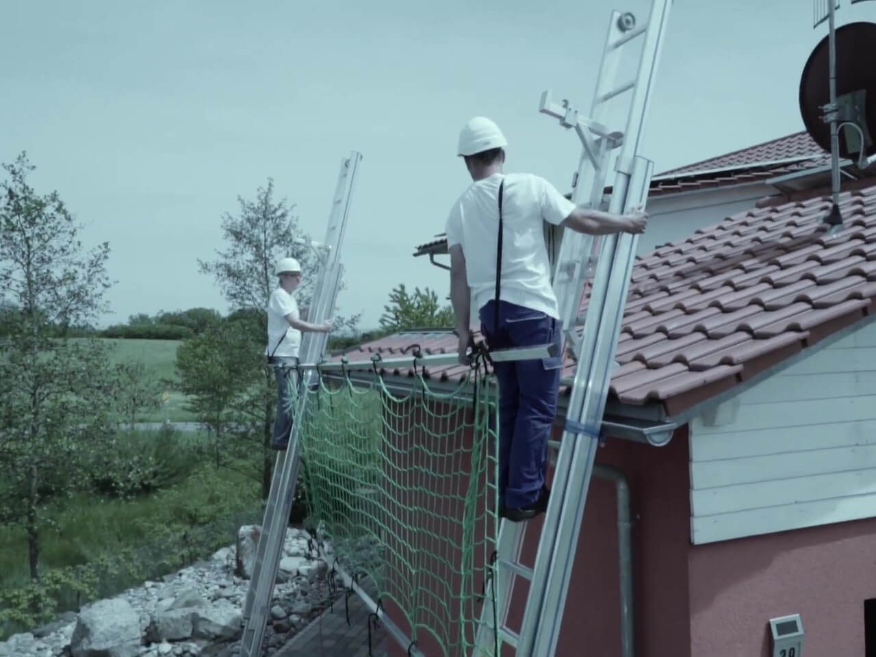 2 solar-handwerker befestigen dachschutzwand von mauderer