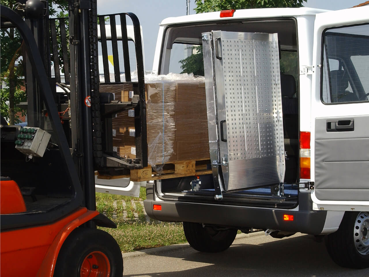 transporter wird trotz einbaurampe von stapler beladen