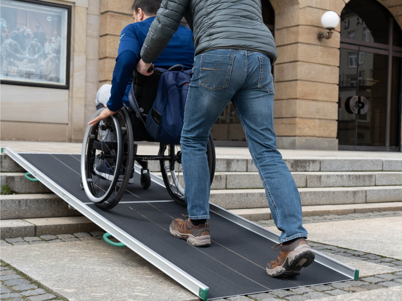 klappabre rollstuhlrampe als ueberbrueckung von 4 stufen mit einer hilfsperson