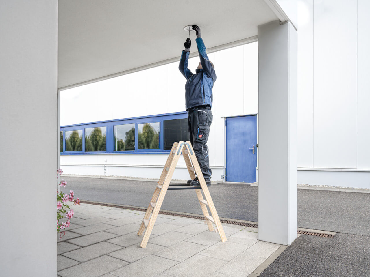 handwerker auf munk stufen stehleiter aus holz