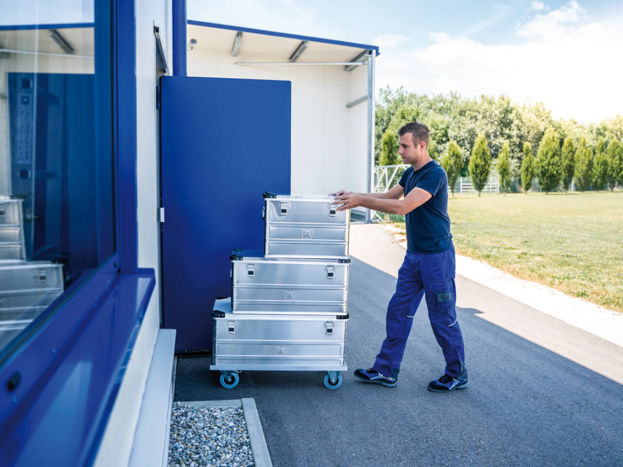 munk fahrbare und stapelbare transportkisten mit untersetzwagen