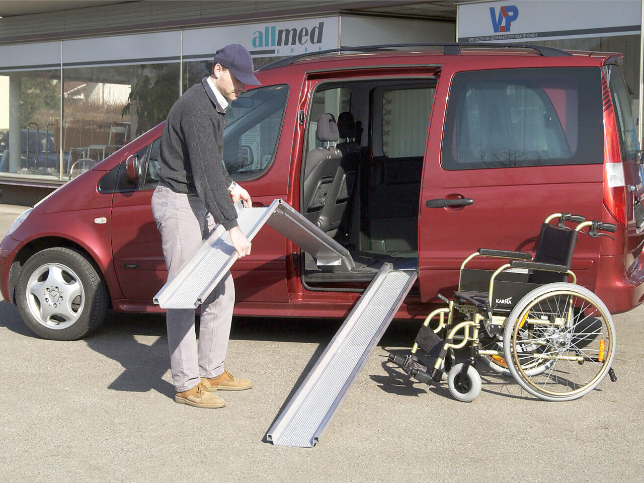 klappbare rollstuhlrampe sorgt fuer barrierefreiheit bei fahrzeugen, treppen und absaetzen