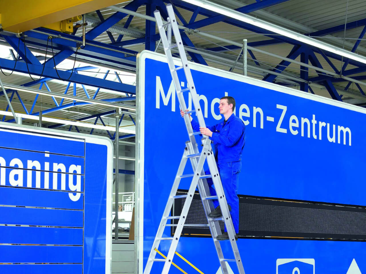 mitarbeiter autobahnmeisterei auf einer zarges mehrzweckleiter