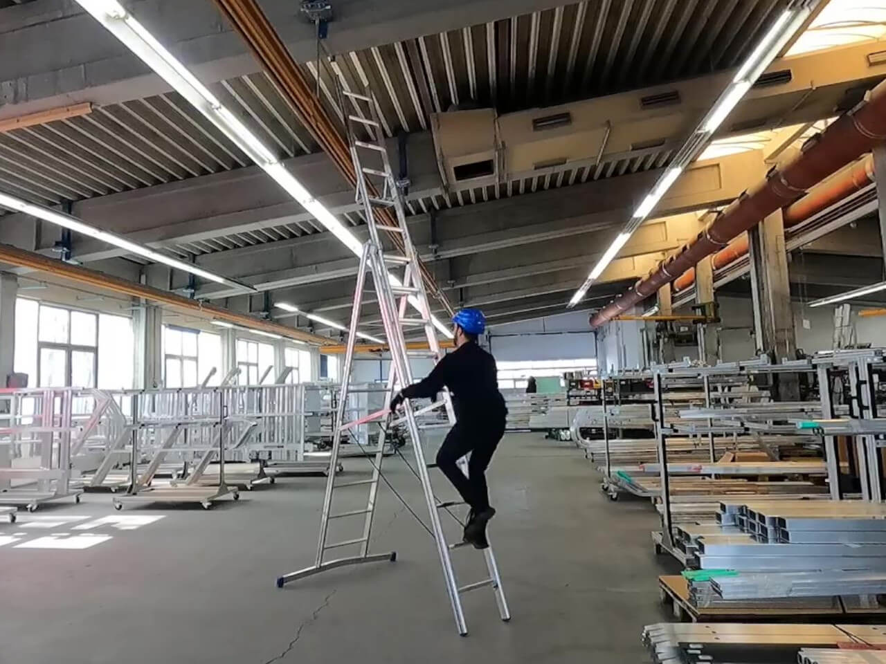 handwerker steigt auf leiter und hat einen sicheren stand aufgrund einer traverse