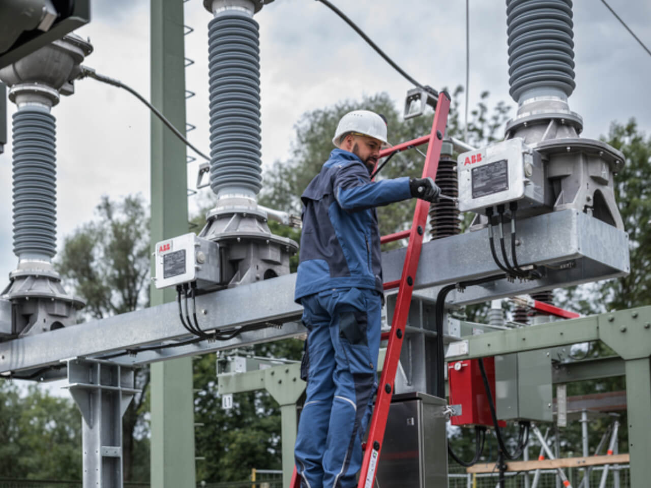 handwerker und elektriker auf einer munk gfk sprossen anlegeleiter