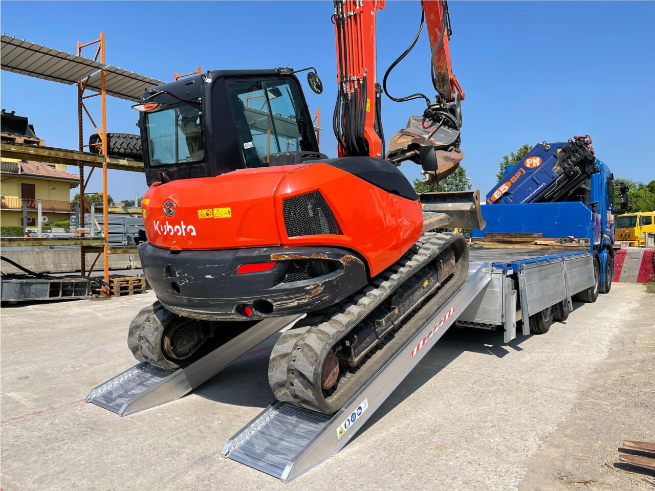 robuste alu auffahrrampen typ m200 als verladeloesung fuer schwere baumaschinen