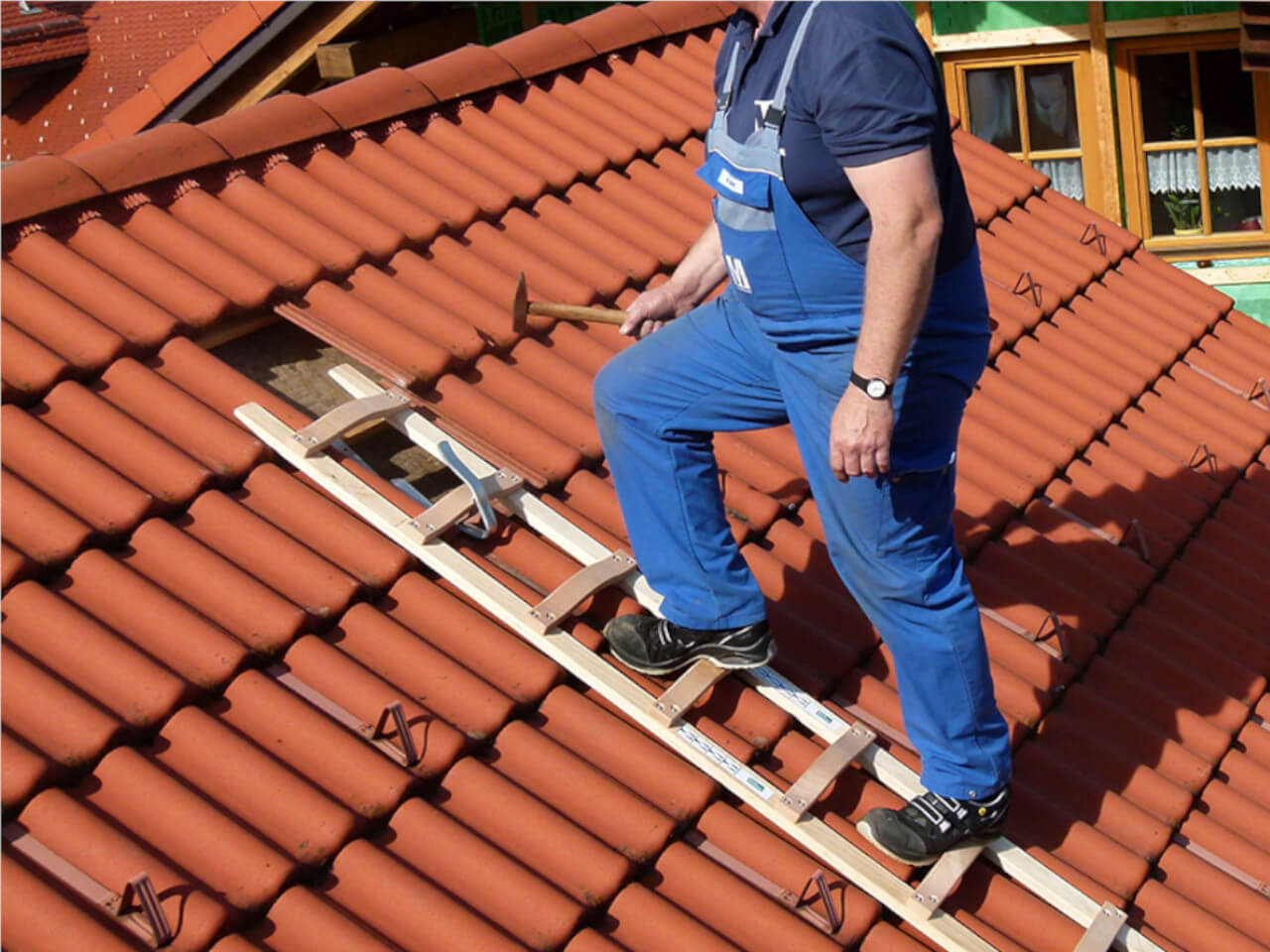 alu auflegeleiter liegt sicher auf dem dach durch dachhaken