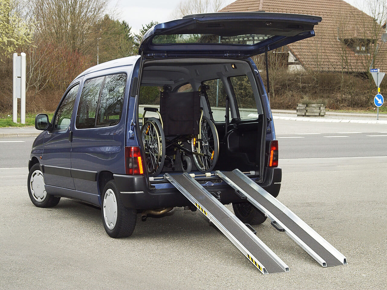 einfaches und sicheres verladen von rollstuhl in einen caddy