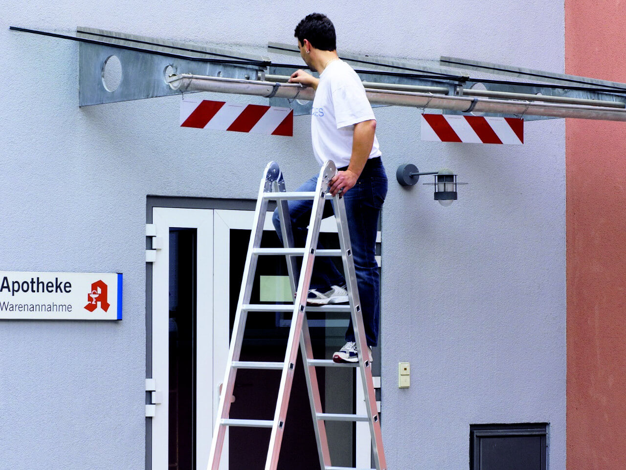 handwerker auf einer zarges mehrzweckleiter combimaster x