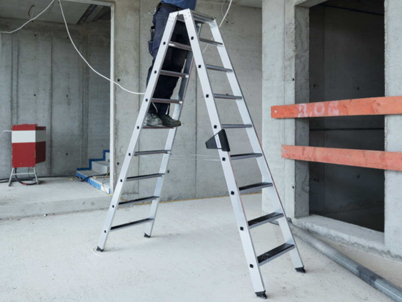 handwerker auf stufen stehleiter mit clip-step trittauflage