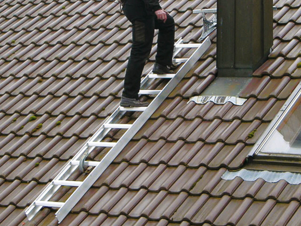 schornsteinfeger auf einer munk dach auflegeleiter