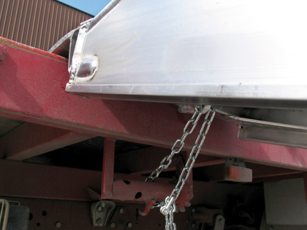 stahlkette mit karabinerhaken dienen der fixierung von metalmec auffahrrampen