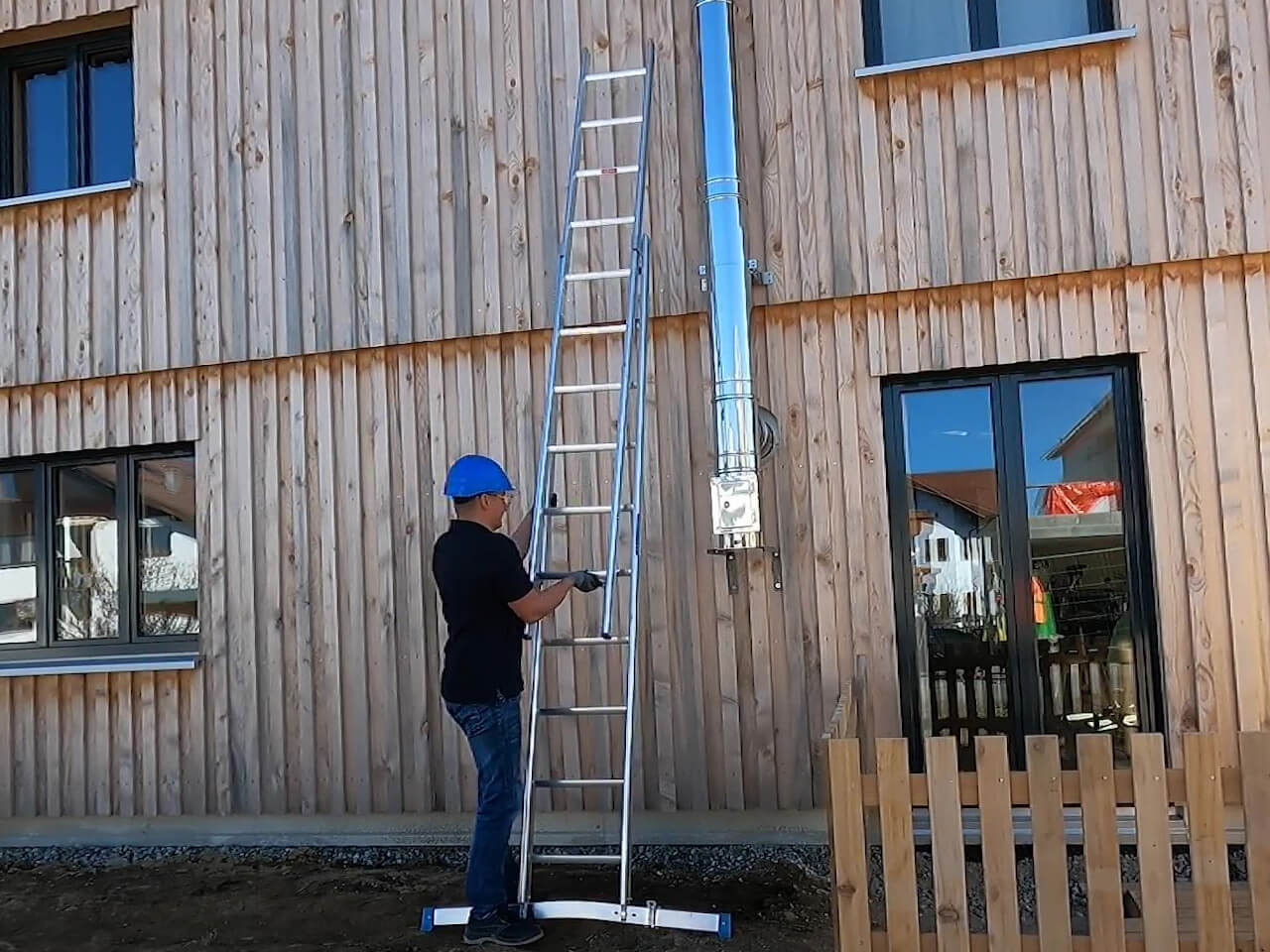 2 teilige alu leiter liegt an hauswand an