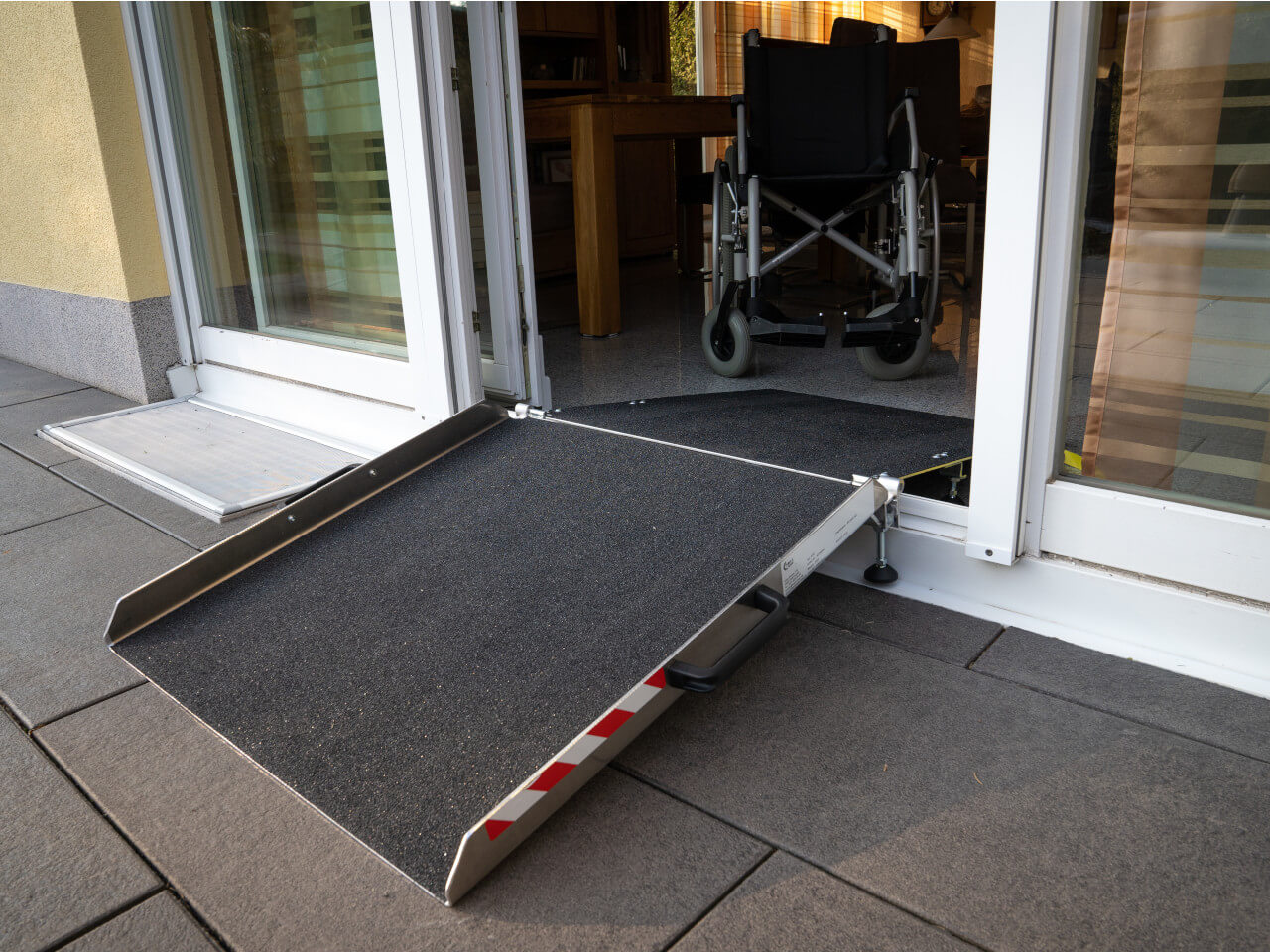 btr rollstuhlrampe ermoeglicht es rollstuhlfahrer auf terrasse oder balkon zu fahren