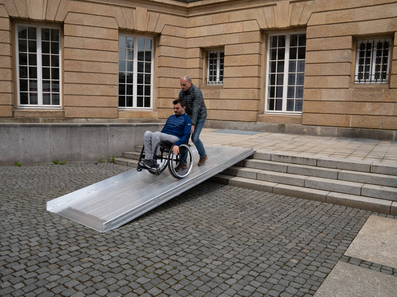 treppe an gebaeude oder hauseingang barrierefrei gestalten mithilfe einer aol-r rollstuhlrampe