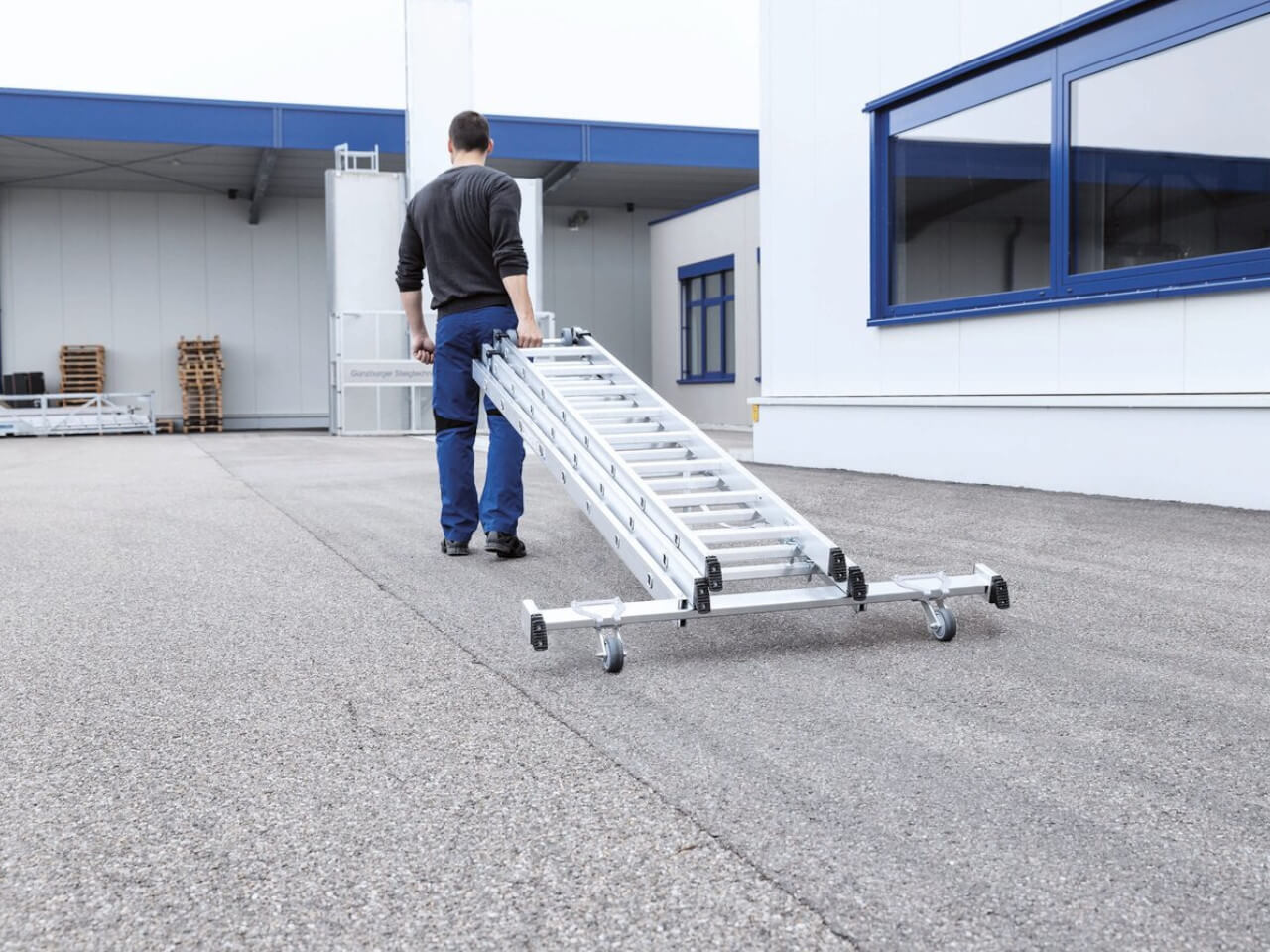 rollbare munk leiter mit transportrollen an einer traverse