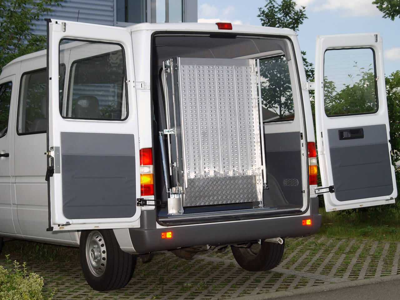 festeingebaute rollstuhlrampe rlk fuer transporter wie sprinter, transit oder t5