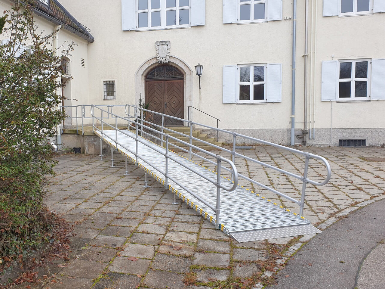 roll-a-ramp rollstuhlrampe mit gelaender als barrierefreie ueberbrueckung einer treppe