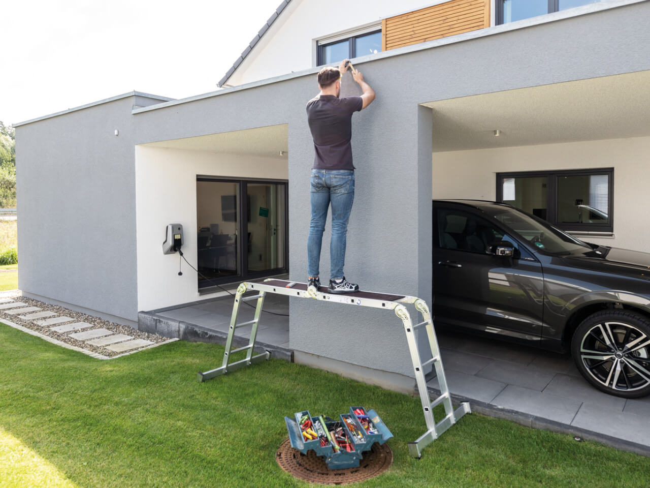 handwerker auf einen behelfsgeruest dank einer munk vielzweckleiter