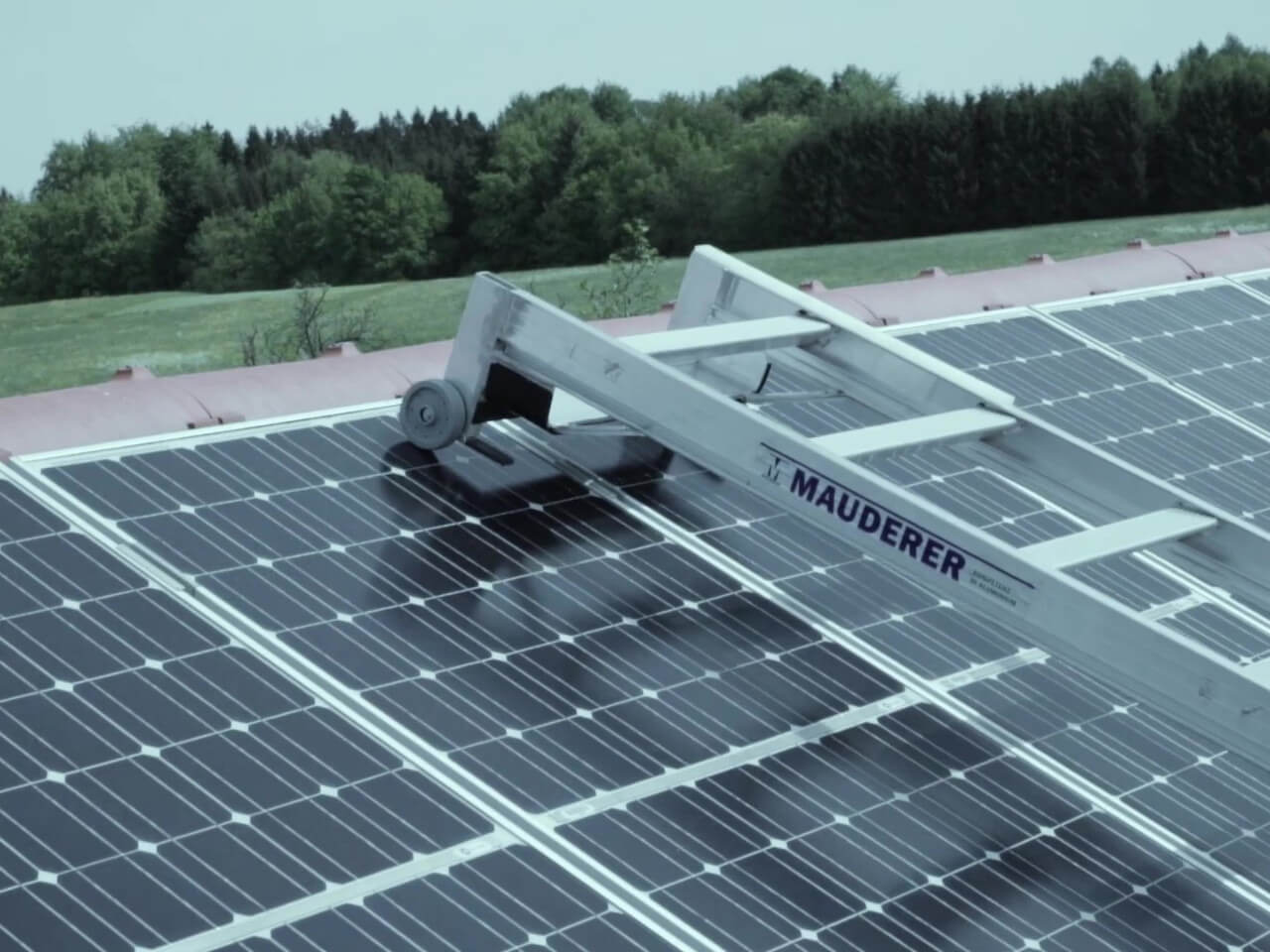wartungsleiter mit rollen zum schutz einer solar photovoltaik-anlage