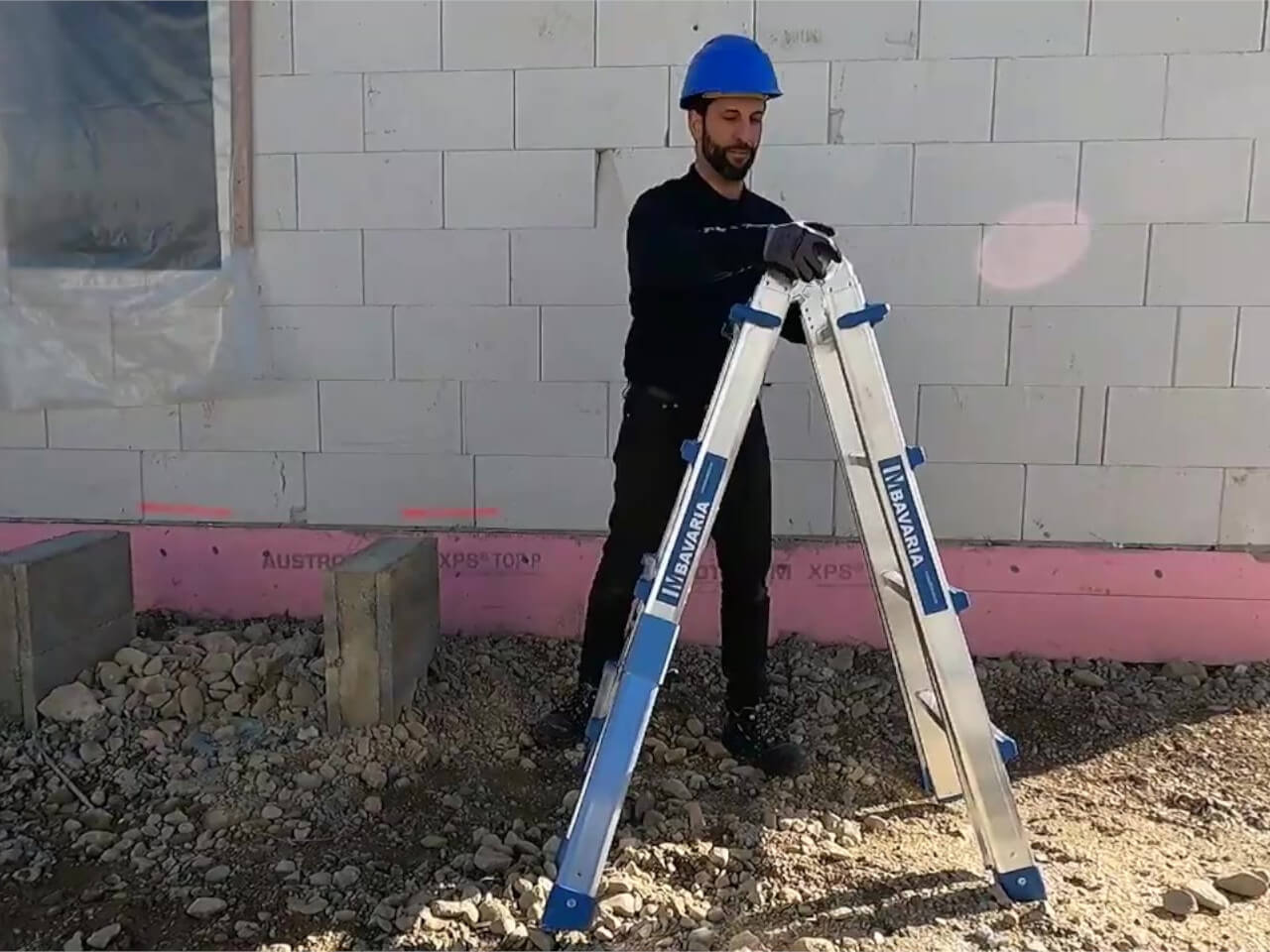 handwerker nutzt teleskopleiter als stehleiter
