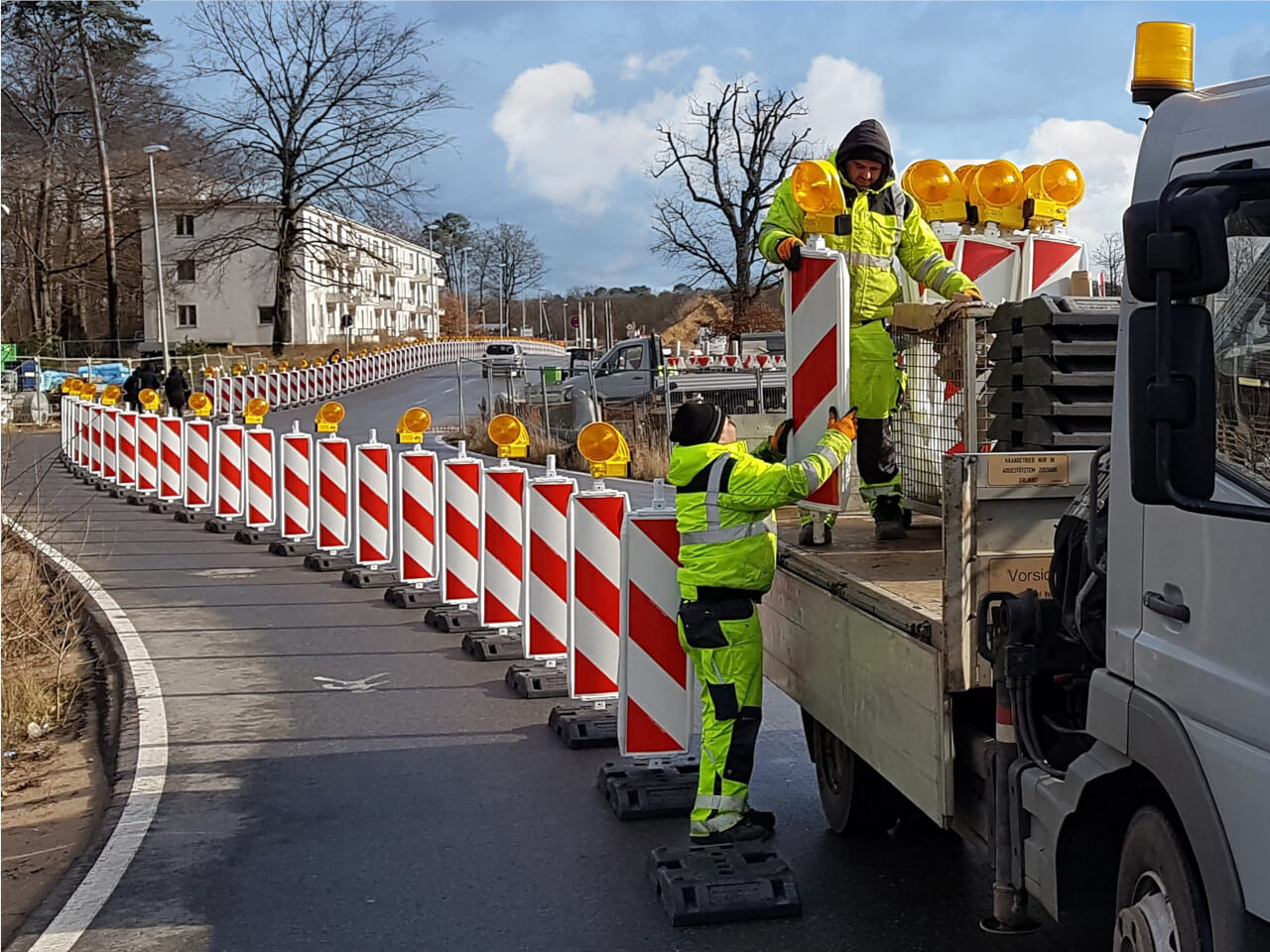 zwei maenner beim aufbau von schake wendebaken typ 36nox fuer eine baustelle